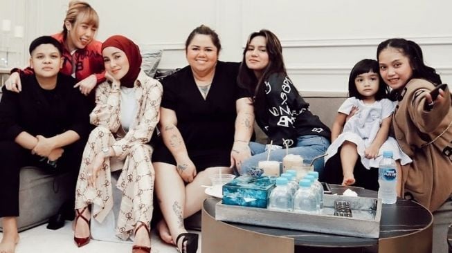 Potret Olla Ramlan dan Geng Sosialita (Instagram/@ollaramlan)