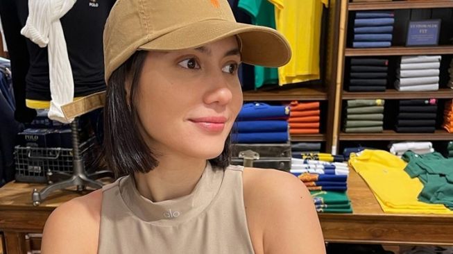 Potret Pevita Pearce Pamer Rambut Pendek (Instagram/@pevpearce)