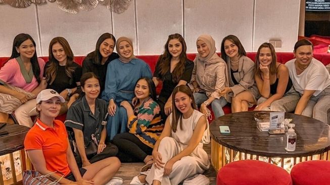 Potret Olla Ramlan dan Geng Sosialita (Instagram/@ollaramlan)