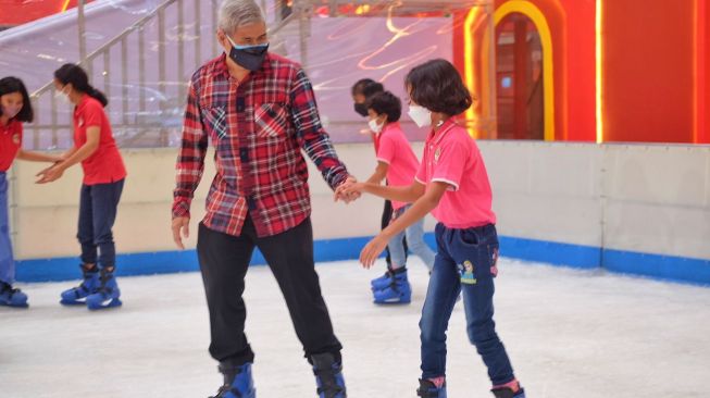 Asyiknya main ice skating bersama keluarga saat liburan Natal dan Tahun Baru 2023 (Foto: Dok. Mal Ciutra Jakarta)