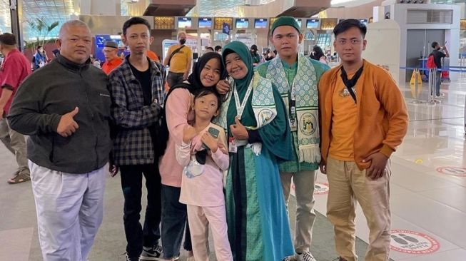 Momen Mbak Lala Antar Keluarga Umrah (Instagram/@shela_lala96)