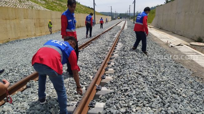 Sejumlah petugas berada di lokasi Kereta Cepat Jakarta-Bandung atau KCJB yang mengalami kecelakaan di area Cipada, Cikalongwetan, Kabupaten Bandung Barat. [Suara.com/Ferrye Bangkit Rizki]