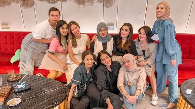 Potret Olla Ramlan dan Geng Sosialita (Instagram/@ollaramlan)