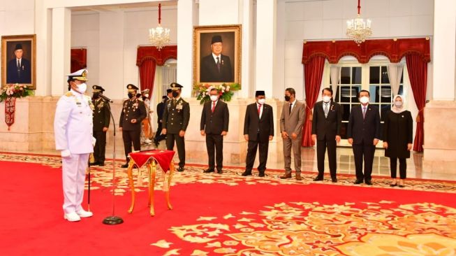 Presiden Joko Widodo (Jokowi) melantik Laksamana TNI Yudo Margono sebagai Panglima TNI di Istana Negara, Senin (19/11/2021). [Foto dok. Dispen AL]