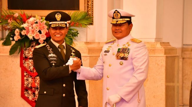 Panglima TNI Laksamana Yudo Margono dan Jenderal TNI Andika di Istana Negara, Senin (19/11/2021). [Foto dok. Dispen AL]