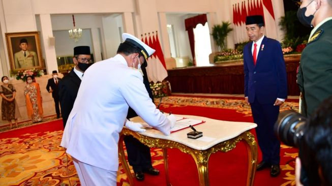 Presiden Joko Widodo (Jokowi) melantik Laksamana TNI Yudo Margono sebagai Panglima TNI di Istana Negara, Senin (19/11/2021). [Foto dok. Dispen AL]