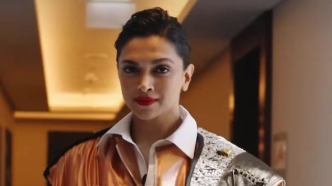  Momen Deepika Padukone Buka Trofi Piala Dunia (Instagram/@deepikapadukone)