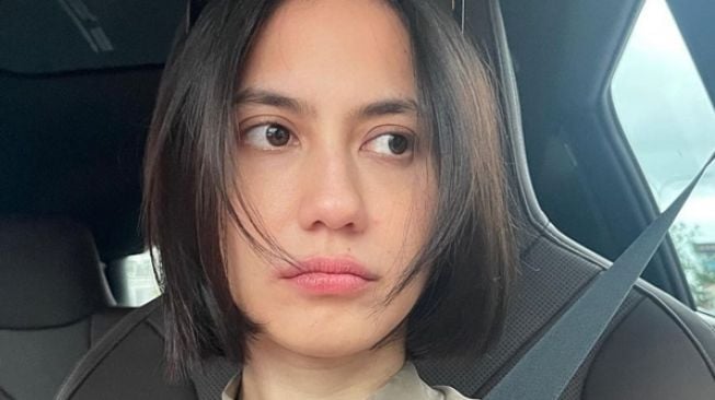 Potret Pevita Pearce Pamer Rambut Pendek (Instagram/@pevpearce)