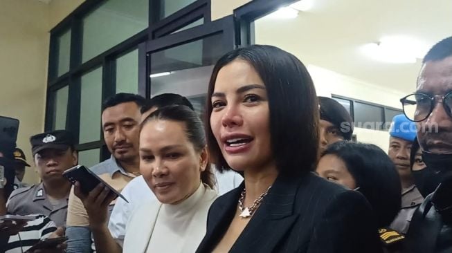 Nikita Mirzani di Pengadilan Negeri Serang pada Senin (19/12/2022). [Suara.com/Rena Pangesti]