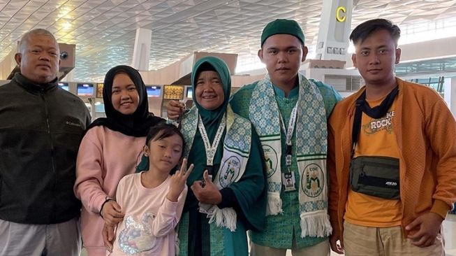 Momen Mbak Lala Antar Keluarga Umrah (Instagram/@shela_lala96)