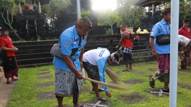 Kemensos dan Masyarakat Karangasem Gotong Royong Bersihkan Pura