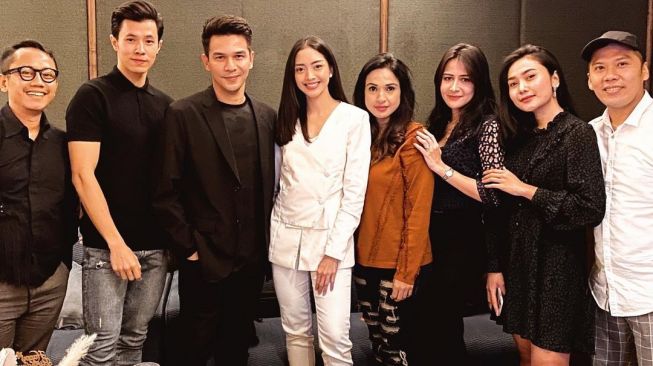 Jonathan Frizzy dan Ririn Dwi Ariyanti bersama para sahabat. [Instagram]