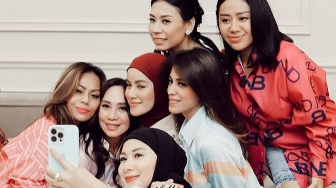 Potret Olla Ramlan dan Geng Sosialita (Instagram/@ollaramlan)