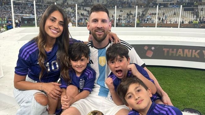 Lionel Messi Termasuk Pesepakbola Terkaya, Fashion 'Murah' Antonela Roccuzzo di Final Piala Dunia Jadi Perhatian