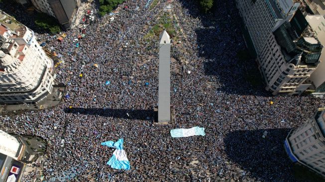 Gambar udara para fans Argentina berkumpul di Tugu Obelisk untuk merayakan kemenangan Piala Dunia Qatar 2022 melawan Prancis di Buenos Aires, Argentina, Minggu (18/12/2022). [Emiliano Lasalvia / AFP]
