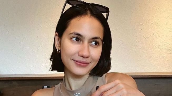 Potret Pevita Pearce Pamer Rambut Pendek (Instagram/@pevpearce)