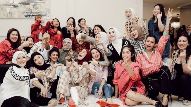 Potret Olla Ramlan dan Geng Sosialita (Instagram/@ollaramlan)