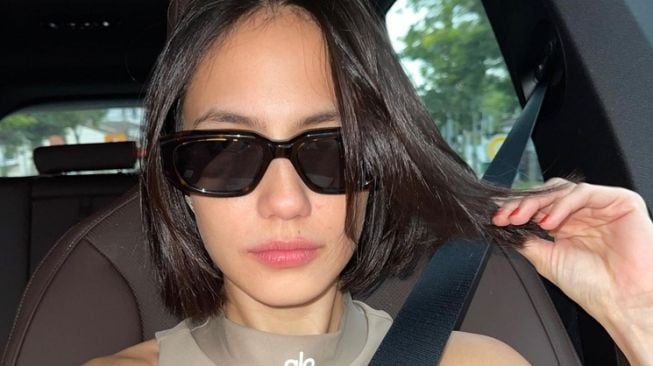 Potret Pevita Pearce Pamer Rambut Pendek (Instagram/@pevpearce)