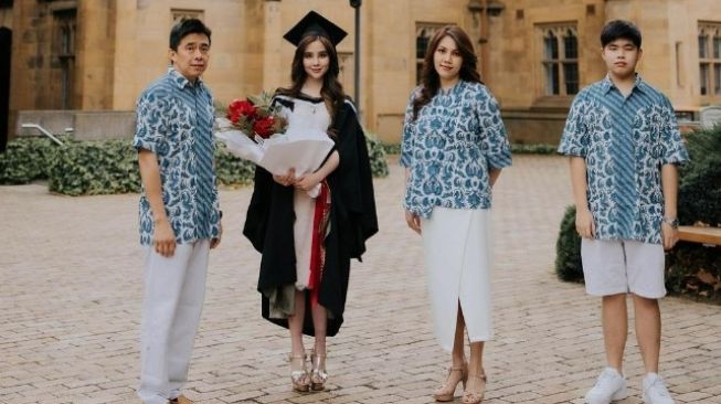 Momen Agatha Chelsea wisuda di Australia (Instagram/@agatha_chelsea)