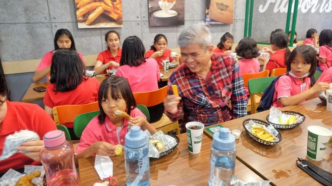 Ferry Irianto, General Manager Mal Ciputra Jakarta bersama anak-anak Panti Asuhan Puteri saat makan bersama pada Senin (12/12/2022).