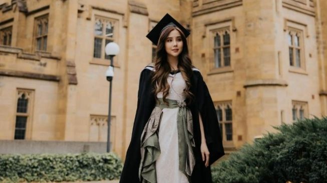 Momen Agatha Chelsea wisuda di Australia (Instagram/@agatha_chelsea)