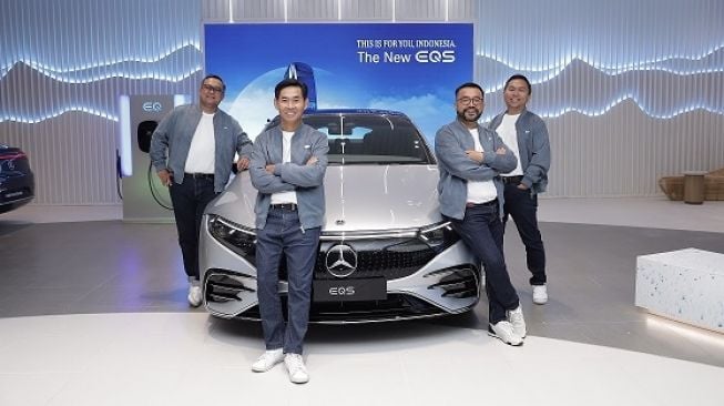 Para pembesar Mercedes-EQ dan PT Mercedes-Benz Distribution Indonesia, tampak (kiri ke kanan): Hari Arifiyanto, Choi Duk Jun, Kariyanto Hardjosoemarto, Brea Adi Sarsa [PT MBDI].