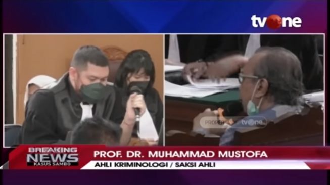 Ahli kriminologi Prof Dr Muhammad Mustofa sebagai saksi ahli di persidangan pembunuhan berencana Brigadir J pada Senin (19/12/2022). (YouTube/tvOneNews)