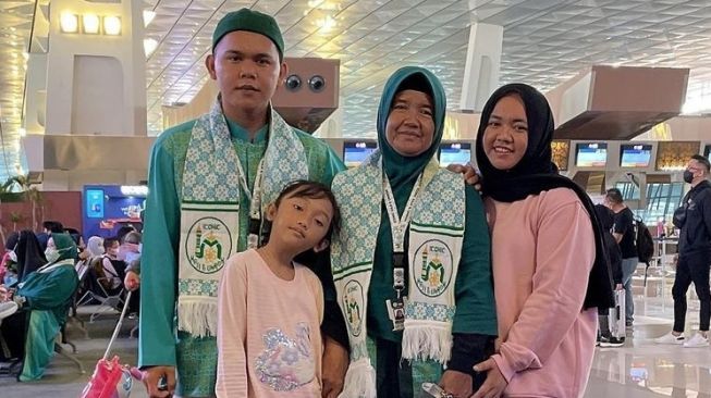 Momen Mbak Lala Antar Keluarga Umrah (Instagram/@shela_lala96)