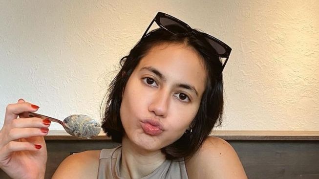 Potret Pevita Pearce Pamer Rambut Pendek (Instagram/@pevpearce)