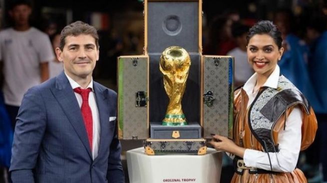 Cantiknya Eksotis, 5 Potret Deepika Padukone Aktris India yang Membawa Trofi Piala Dunia 2022