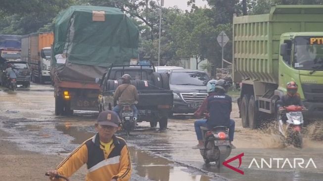 Suasana di Jalur Pantura di Desa Ketitang Wetan, Kecamatan Batangan, Kabupaten Pati, Jawa Tengah, Senin (19/12/2022). [FOTO ANTARA/Akhmad Nazaruddin Lathif]