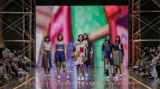 Spotlight Indonesia 2022 Menghadirkan Millenial Batik & Tenun Ecofashion