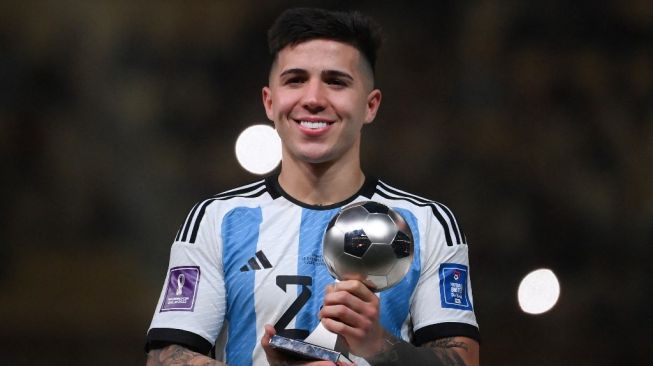 Gelandang Timnas Argentina, Enzo Fernandez dianugerahi trofi bola perak untuk pemain muda terbaik Piala Dunia 2022 di Stadion Lusail, Qatar, Senin (19/12/2022) dini hari WIB. [FRANCK FIFE / AFP]