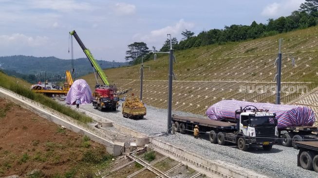 Sejumlah petugas dan alat berat berada di lokasi Kereta Cepat Jakarta-Bandung atau KCJB yang mengalami kecelakaan di area Cipada, Cikalongwetan, Kabupaten Bandung Barat. [Suara.com/Ferrye Bangkit Rizki]