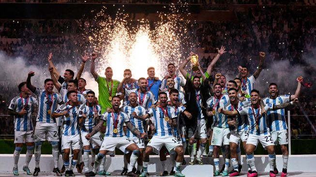 Ajax Boyong Kiper Timnas Argentina Pemenang Piala Dunia 2022