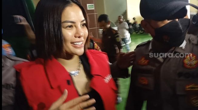 Nikita Mirzani di Pengadilan Negeri Serang pada Senin (19/12/2022). [Suara.com/Rena Pangesti]