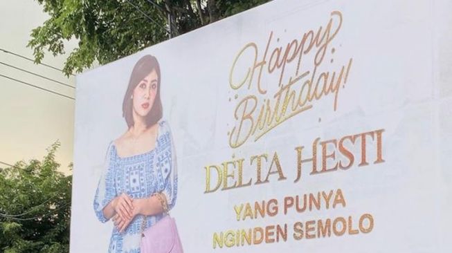 Artis yang Wajahnya Nongol di Baliho Raksasa (Instagram/@deltahesti)