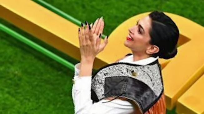  Momen Deepika Padukone Buka Trofi Piala Dunia (Instagram/@deepikapadukone)