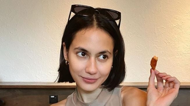 Potret Pevita Pearce Pamer Rambut Pendek (Instagram/@pevpearce)