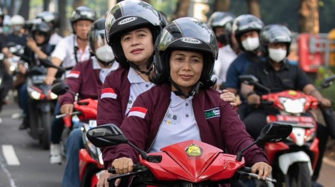 Jajal Motor Listrik, Puan Berboncengan dengan Menteri Bintang