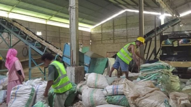 Petani Takalar Manfaatkan Bonggol Jagung Untuk Gantikan Batubara