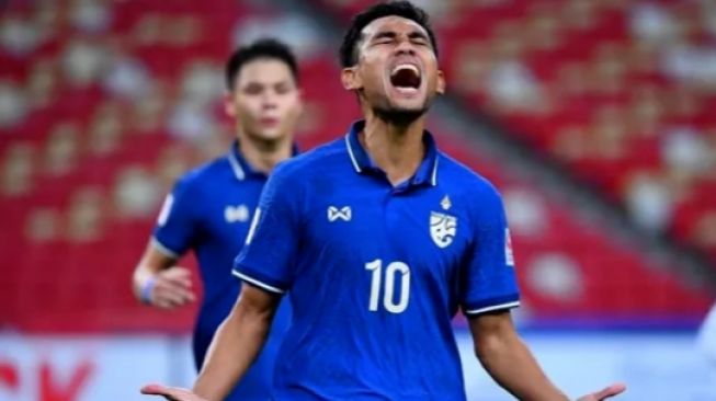 Penyerang timnas Thailand, Teerasil Dangda saat membela negaranya di Piala AFF 2020. [GOAL]