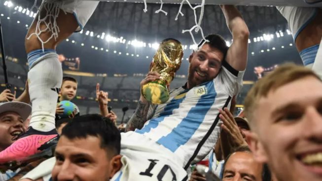 Lionel Messi berselebrasi setelah menjuarai Piala Dunia Qatar 2022 (fifa.com)