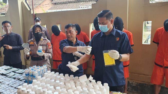 Polda DIY Ungkap Peredaran Obat Keras Melalui E-commerce, Lima Orang Pengedar Ditangkap