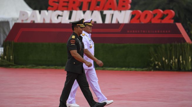 Panglima TNI Laksamana TNI Yudo Margono (kanan) didampingi pejabat lama Panglima TNI Jenderal TNI Andika Perkasa (kiri) menandatangani berita acara saat Upacara Serah Terima Jabatan di Mabes TNI, Cilangkap, Jakarta Timur, Selasa (20/12/2022). [ANTARA FOTO/M Risyal Hidayat].