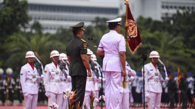 Panglima TNI Laksamana TNI Yudo Margono (kanan) bersama pejabat lama Panglima TNI Jenderal TNI Andika Perkasa (kiri) mengikuti Upacara Serah Terima Jabatan di Mabes TNI, Cilangkap, Jakarta Timur, Selasa (20/12/2022). [ANTARA FOTO/M Risyal Hidayat.