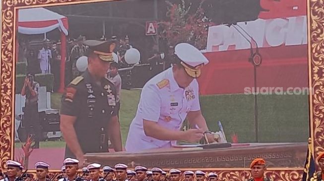 Upacara Serah Terima Jabatan Panglima TNI, Diawali Penyerahan Panji TNI Tri Dharma Eka Karma