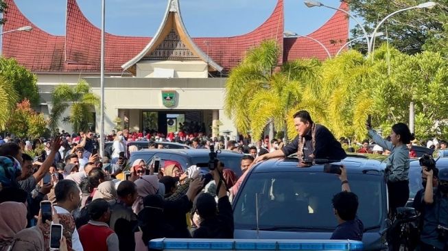 Tak Mau Kalah dengan Anies! Erick Thohir Sapa Masyarakat Sumbar dari Atas Mobil