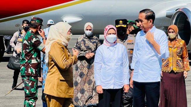 Presiden Joko Widodo atau Jokowi dan Iriana Jokowi tiba di Jawa Timur untuk melakukan kunjungan kerja, Selasa (20/12/2022). (Laily Rachev - Biro Pers Sekretariat Presiden)