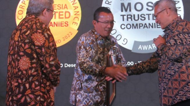 Direktur Utama PT Bank Tabungan Negara (Persero) Tbk, Haru Koesmahargyo (tengah) menjabat tangan Chairman  The Indonesian Institute for Corporate Governance (IICG) Gendut Suprayitno (kanan). (Dok: BTN)